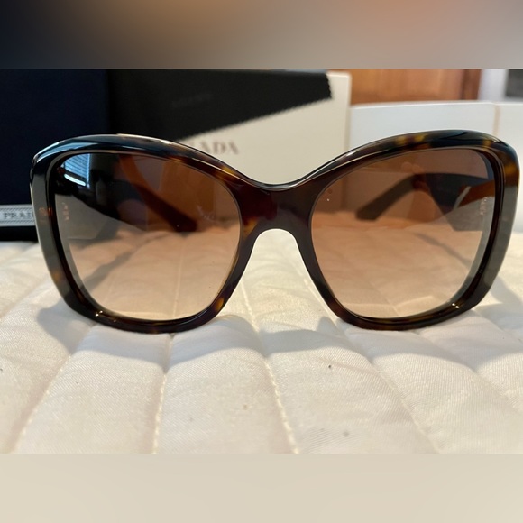 PRADA HERITAGE SUNGLASSES. WORN ONCE!!MOST WANTED STYLE❤️ - Picture 3 of 11